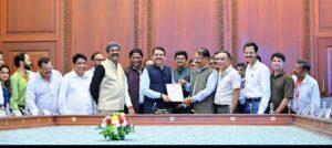 बैठकीनंतर मुख्यमंत्र्यांना निवेदन देताना एस.एम.देशमुख, संदीप चव्हाण, किरण नाईक, दिलीप सपाटे आणि अन्य संघटनांचे प्रतिनिधी.